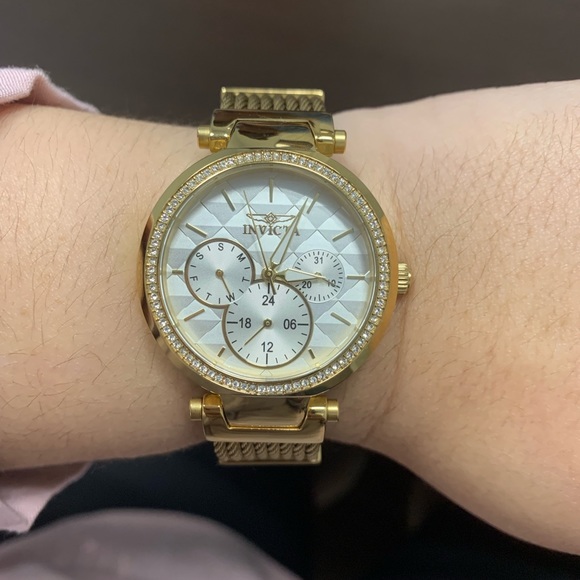 Invicta Accessories - Invicta Gold watch 🥰